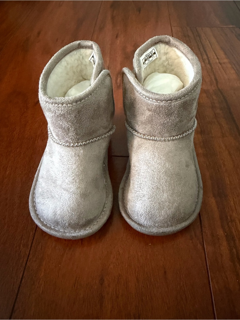 Kids Plush-Lined Boot in Light Gray - Cozy Winter Footwear Size 4